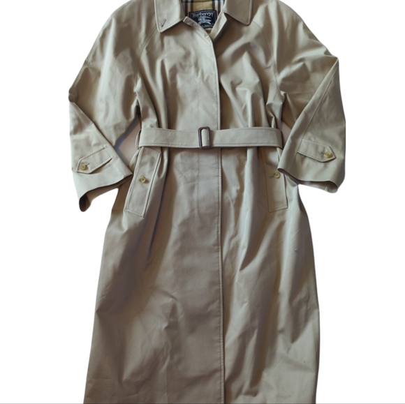 Burberry Authentic classic tan trench coat with signature plaid lining. Size L